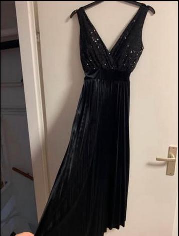Elegante zwarte jurk beschikbaar voor biedingen