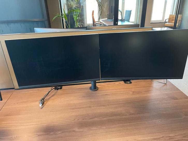 WEG = WEG! Twee Dell Monitoren + Arm NU € 50, Computers en Software, Monitoren, Gebruikt, 60 Hz of minder, DisplayPort, Kantelbaar