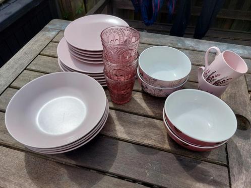 Roze servies / samengesteld Ikea Action Hema, Huis en Inrichting, Keuken | Servies, Zo goed als nieuw, Compleet servies, Overige stijlen