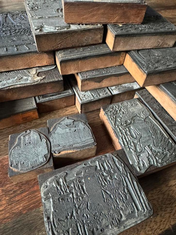 25 cliches op houten voet ca.100 jaar oud uit oude drukkerij, Antiek en Kunst, Curiosa en Brocante, Ophalen of Verzenden
