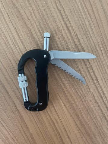 Zwarte Carabiner Multitool beschikbaar voor biedingen