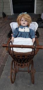 Antieke poppenwagen met pop, Verzamelen, Poppen, Ophalen of Verzenden, Gebruikt, Pop