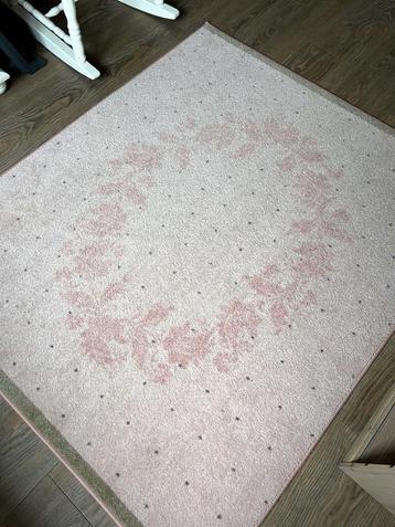 Roze kleed van IKEA (1.35x1.60 meter) beschikbaar voor biedingen