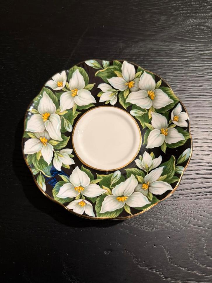 Royal Albert – Floral Series “Trillium” Schoteltje, Antiek en Kunst, Antiek | Servies los, Ophalen of Verzenden