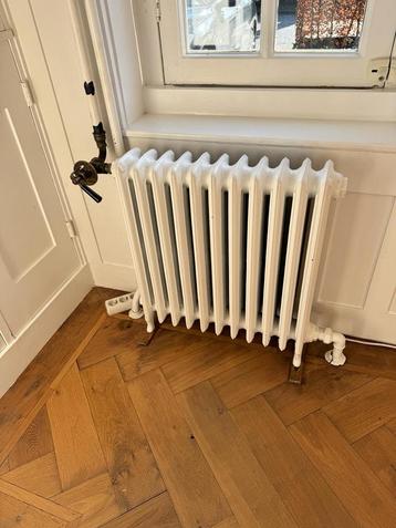 Antieke radiator 62x65x15 beschikbaar voor biedingen