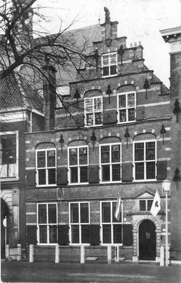 (301-043-011) Den Haag Pageshuis beschikbaar voor biedingen