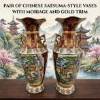 Paar porseleinen Satsuma vazen met handgeschilderde scènes, Antiek en Kunst, Antiek | Vazen, Ophalen of Verzenden