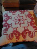 oud GEBORDUURD SPELDENKUSSEN met KIPPEN / pasen, Ophalen of Verzenden