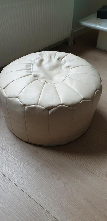 Beige poef.  Diameter 55 cm, hoogte 28 cm. beschikbaar voor biedingen
