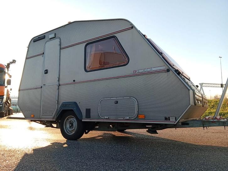 Kip KL 34 uit 1986 met voortent en stapelbed, Caravans en Kamperen, Caravans, Particulier, tot en met 4, 500 - 750 kg, Standaardzit