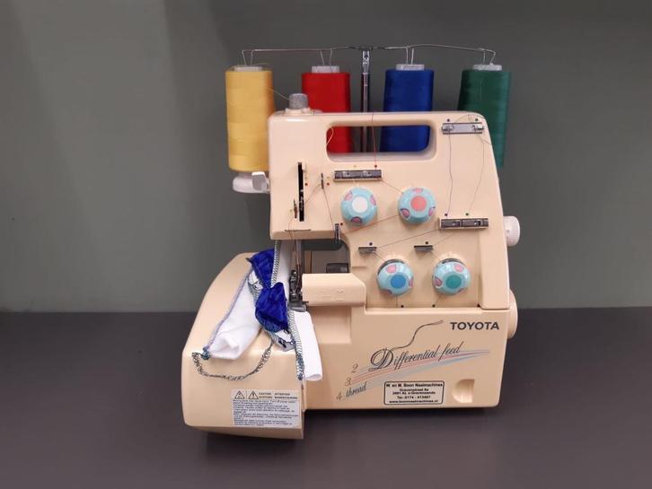 Toyota SLIT lockmachine, Hobby en Vrije tijd, Naaimachines en Toebehoren, Gebruikt, Lockmachine, Overige merken, Ophalen of Verzenden
