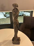 Bronskleurige beeld van een dame, Ophalen