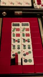 Een groot en zeldzaam Mahjong spel gemaakt van rood bakeliet, Antiek en Kunst, Ophalen of Verzenden