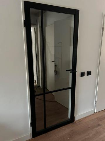 Industriële zwarte deur beschikbaar voor biedingen