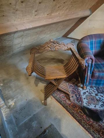 Antieke houten schaarkruk met leeuwenkoppen beschikbaar voor biedingen