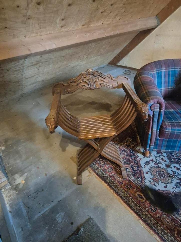Antieke houten schaarkruk met leeuwenkoppen, Antiek en Kunst, Antiek | Meubels | Stoelen en Banken, Ophalen