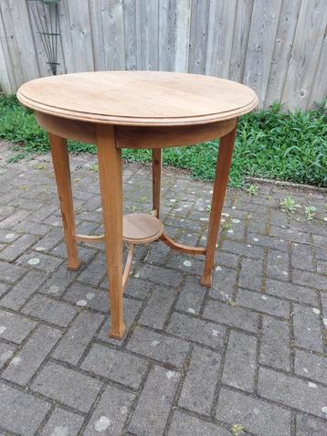 Rond bijzettafeltje. Lichte kleur hout. beschikbaar voor biedingen
