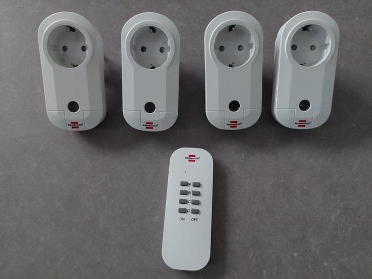 Draadloze schakelset met 4 stopcontacten + afstandsbediening, Doe-het-zelf en Verbouw, Elektra en Kabels, Zo goed als nieuw, Overige typen