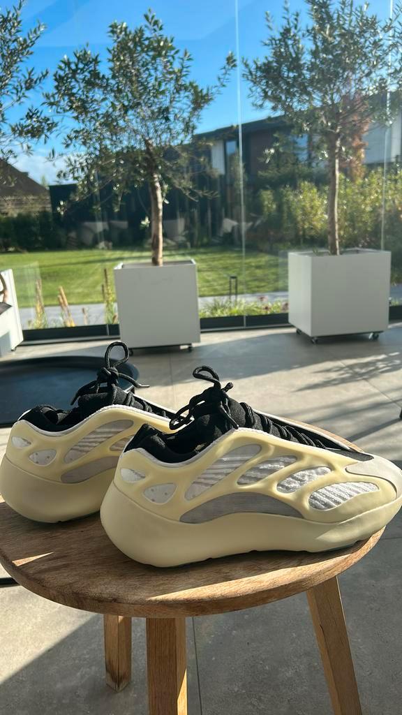 Yeezy 700 v3 AZAEL maat 42, Kleding | Heren, Schoenen, Nieuw, Wit, Ophalen of Verzenden