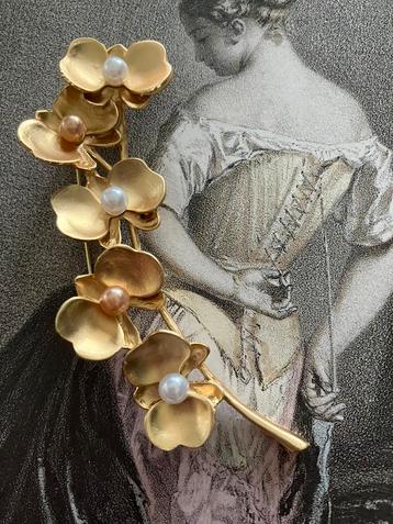 Prachtige Broche met faux pareltjes beschikbaar voor biedingen