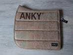 ANKY Suède Glitter pad, tan - maat FULL/DRESS, Dieren en Toebehoren, Paarden en Pony's | Dekens en Dekjes, Ophalen of Verzenden