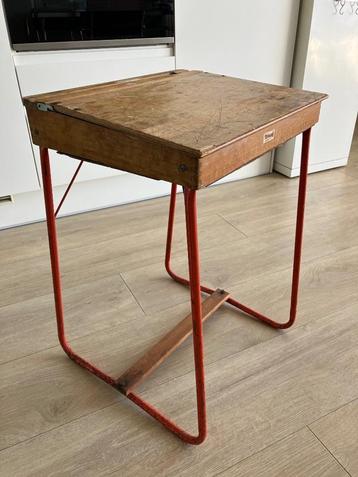 Vintage kinder lessenaartje / tafeltje / schooltafel beschikbaar voor biedingen