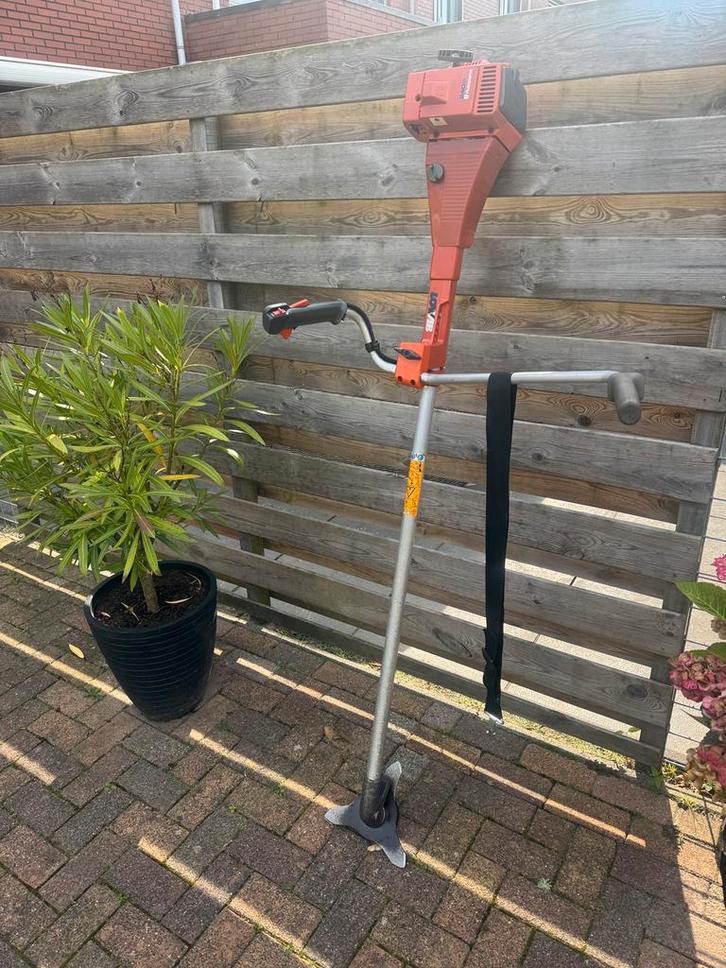 Zware Husqvarna bosmaaier , zeer sterk met Slagmes en Gordel, Tuin en Terras, Bosmaaiers, Zo goed als nieuw, Benzine, Ophalen of Verzenden