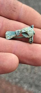 Romeins bronzen mini fibula, Bodemvondst, Antiek en Kunst, Ophalen of Verzenden