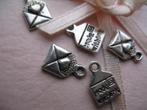 1163/ partij metalen envelop bedels, Ophalen of Verzenden, Nieuw, Bedel