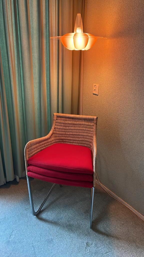 Licht rieten stoeltje met losse kussens, Huis en Inrichting, Stoelen, Gebruikt, Eén, Riet of Rotan, Stof, Rood, Ophalen