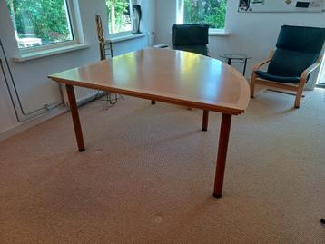 Grote kwartronde tafel, ontwerp John Andriessen beschikbaar voor biedingen