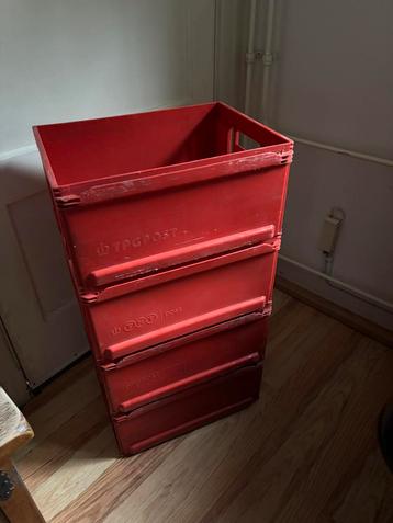 2 stevige stapelbare kratten TNT en TPG post beschikbaar voor biedingen