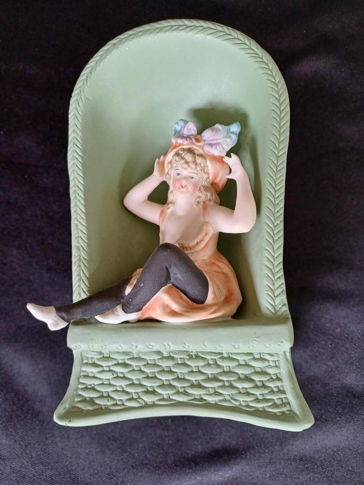art deco beeldje, dame in strandstoel 1920-1940 hoedenspelde, Antiek en Kunst, Antiek | Porselein, Ophalen of Verzenden