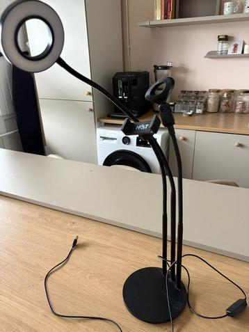 Tik Tok Lamp met Telefoonhouder beschikbaar voor biedingen