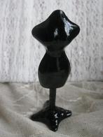 Zwarte Miniatuur Paspop voor het Poppenhuis - 8 x 2.7 cm, Verzamelen, Poppenhuizen en Toebehoren, Verzenden, Gebruikt, Decoratie