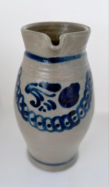 Oude stenen kan met blauwe decoratie beschikbaar voor biedingen