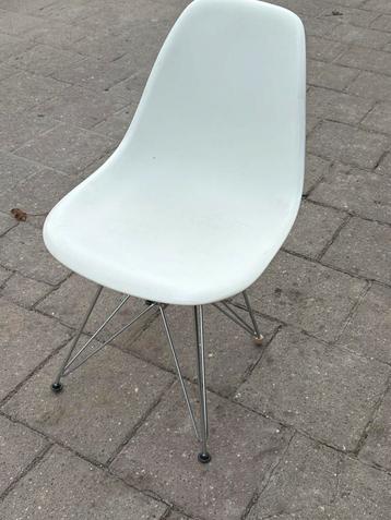 Witte Eames  Stoel beschikbaar voor biedingen