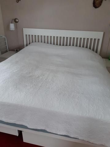 nette witte bedsprei 210 x 240 beschikbaar voor biedingen