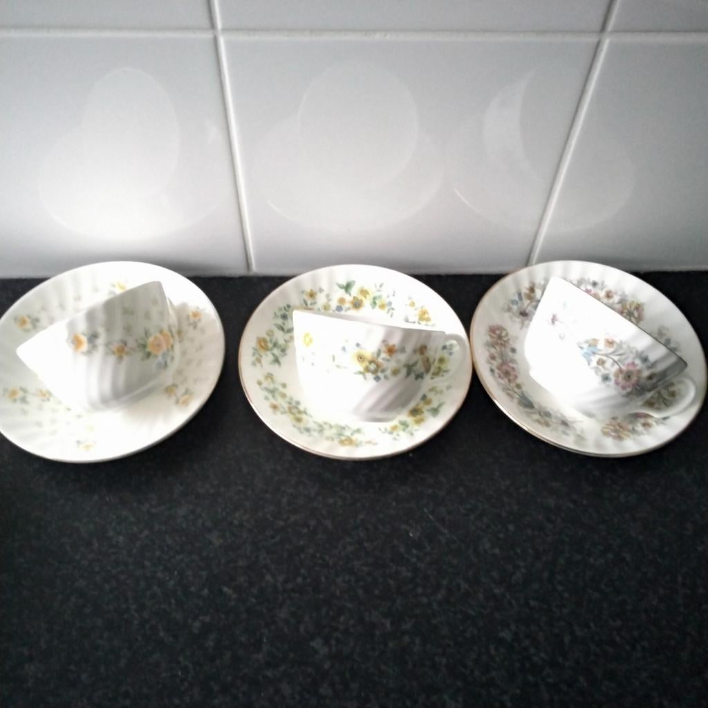 3 Engelse colclough  kop en schotels, Ophalen of Verzenden, Zo goed als nieuw, Overige stijlen, Kop(pen) en/of Schotel(s)