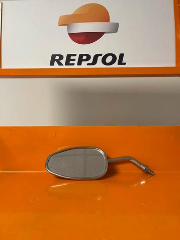 Zilvere spiegel links beschikbaar voor biedingen