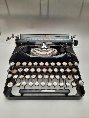 Erica antieke typemachine beschikbaar voor biedingen