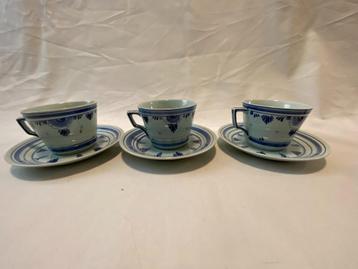 Curiosa Set van 3 Antieke delfts blauwe kop en schotels beschikbaar voor biedingen