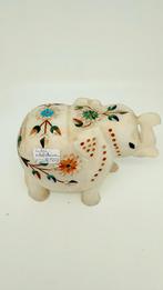 Decoratieve albasten olifant met inlegwerk., Antiek en Kunst, Kunst | Beelden en Houtsnijwerken, Verzenden