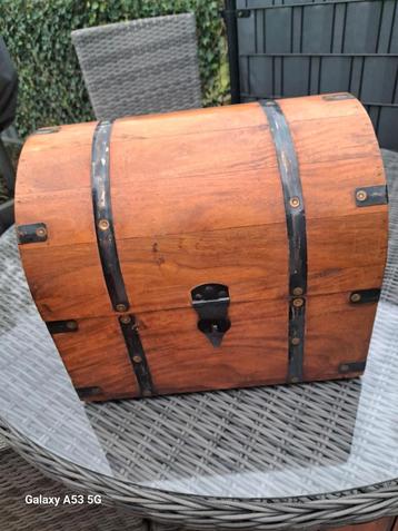 Houten Schatkist / Opbergkist 38cm br /31 cm diep/24 cm hoog beschikbaar voor biedingen