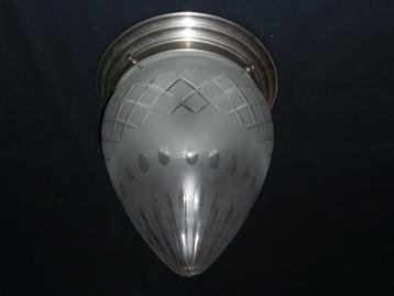 Plafonniére met geslepen matte glaskap, en  zilver rand  beschikbaar voor biedingen