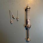 Glazen injectiespuit (+ 3 naalden), Antiek en Kunst, Antiek | Gereedschap en Instrumenten, Ophalen of Verzenden