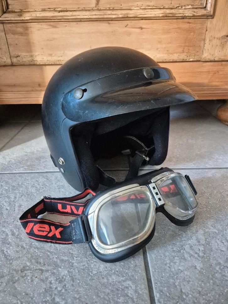 Vintage matzwarte brommerhelm met UVEX bril, Fietsen en Brommers, Brommerhelmen, Gebruikt, Ophalen of Verzenden
