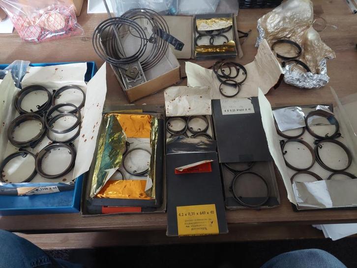 Wekkerveren, klok onderdelen, klokveren voor de verzamelaar, Antiek en Kunst, Antiek | Klokken, Verzenden