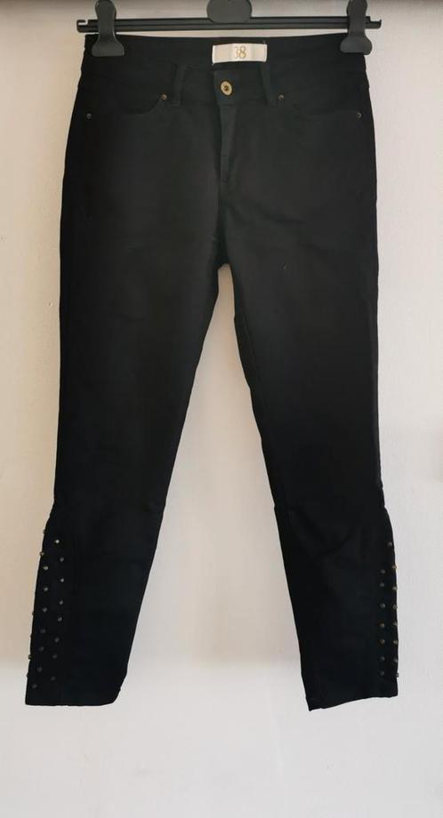 ZARA jeans met studs mt. 38, Kleding | Dames, Spijkerbroeken en Jeans, Zo goed als nieuw, W30 - W32 (confectie 38/40), Zwart, Verzenden