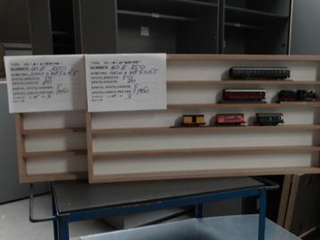 HO-E-350: Wandvitrine, vitrine, stofvrij. Vlakke achterzijde beschikbaar voor biedingen